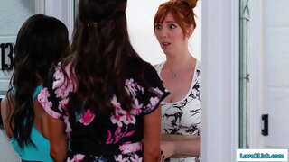 Stepmom आणि stepdaughter जाता धैर्याने तोंड देणे एक छळ आणि एक लाल केस असलेल्या व्यक्ति उठावदार उरोज असलेली विचारतो क्षमा अर्पण em एक 3some.ती facesits the दाट तपकिरी रंगाचे केस म्हणून, shes licked
