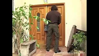 سینگ سنہرے بالوں والی بیکار اور fucks پھر اس کے پریمی patio پر