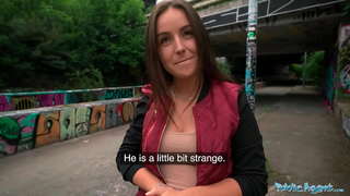 Јавни Агент студентот ужива добивање на нејзината вагина навлезе тешко од страна на странец отворено во Прага