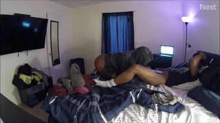 ���િક પણ લોંચ sneaks બોલ પર તેના બોયફ્રેન્ડ માટે આવો વાહિયાત