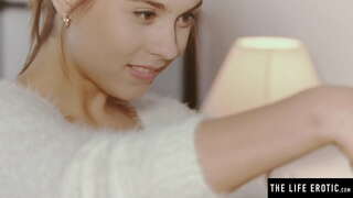 ناز, سبزه, ساعت خودش را در آینه در حالی که خودارضایی