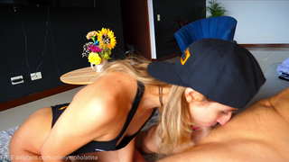 OneNymphoLatina DEEPTHROATS หนึ่งของเธอแฟนคลับและกลืนกินหนายิงไม่เข้าหรอก THROATPIE