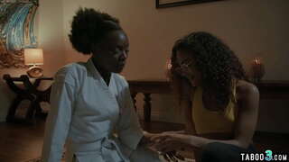 Mala titted ebony teens, lizanje in naznanitev seboj