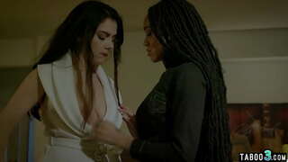 Katta boobed lesbian boss qora uning xodimi tomonidan mamnun