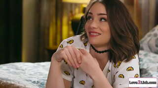 Zeshkane bën një magji mashtrim në stepbrothers gf dhe seduces e saj.Ata e puth dhe e busty kuqo bas saj cunt.Pastaj ajo gishtat e saj dhe lodrat e saj pidhi