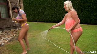 Dildo Isteach agus Titty Sucking ar feadh Dhá Busty Lesbians