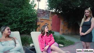 ���ાળી છોકરી પૂછે નવા મોટા બોબલા વાળી મહિલા stepmom પર પાછા વિચાર તેના અન્ય છેતરપિંડી stepmom.તેઓ ચુંબન અને તે licks આ છૂંદણાં કે ત્રાજૂડાં પાડવાં milfs પગ અને પછી તેના facesits