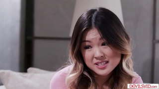 Small tits na háise agus a blonde bff ag dul chun threesome le chomharsa