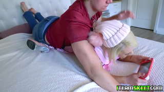 Sexy gamer babe Ava Sinclair duilleoga a cluiche agus tús a fucking di boyfriends coileach agus déanann sé cum ar tits mór