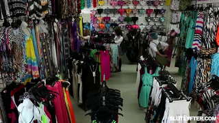 Сексуалды қыз өзінің кискасын мастурбациялайды және оның кискасын мастурбациялайды