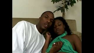 Ebony babe suger hårdt sort schlong så bliver kneppet i alle positioner