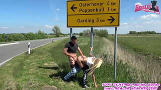 ���ાણી સાથે શેરી પર એક સોનેરી વિર્ય પાણી રાંડ