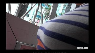 Duży tit brunetka dziewczyna Sabrina Taylor daje ogromny publiczny БЖ