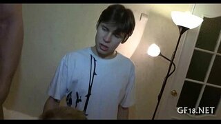 Pervers spectacled gars se retient de la main