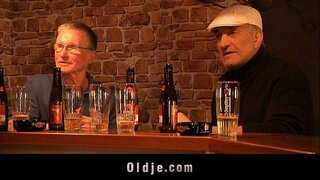 Dána blonde sucks d ' aois dhá dicks