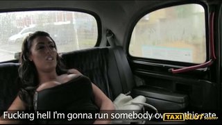 Зур грудастые Ава бурят белән шофер на заднем сидении аның такси
