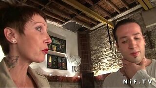 Большая сиськастая и татуированная зрелая француженка получает по своей тугой заднице молотком