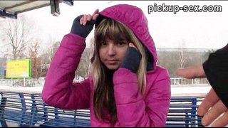 ���मेच्योर सुनहरे बालों वाली जीना Gerson में एक ट्रेन