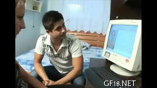 Jolie âge légal adolescent jeune fille se tient à quatre pattes de la mode