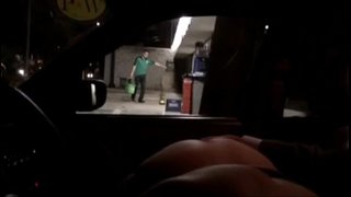 Kim Exhibicionista mostrando el culo a estra&amp;Muñoz;os en el auto M&amp;a Thiomáint;xico DF