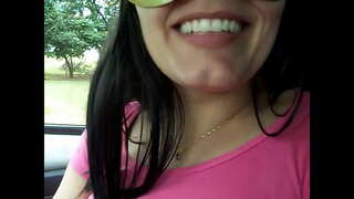 Uning xotini Reychel ko&#039;chada o&#039;zini ko&#039;rsatmoqda