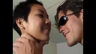 پیاری ایشیائی ManHandled کی طرف سے ٹی ٹی لڑکے