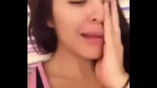 Físeán tiomanta chun an groom a léiríonn a n-pesones