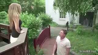 Маленький стрункий підліток трахкає з домовласником за борги