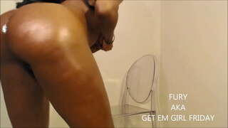 МОЯТ ТВЕРКИНГ С ГОЛЯМ НАМАЗАНА ПОПОЙ И МОЩЕН СКВИРТ