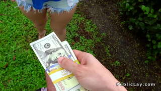 En el tope de burbuja rubia de flequillo en garaje en público