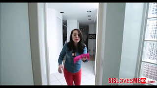 SisLovesMeHD - Przyrodnia Siostra Z Dużymi Naturalnymi piersiami Zabawia Od pierwszej Osoby