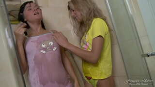 ���ரண்டு லெஸ்பியன் இளம் வயதினரை ஒரு உண்மையான உச்சியை கொண்ட குத செக்ஸ் மழை