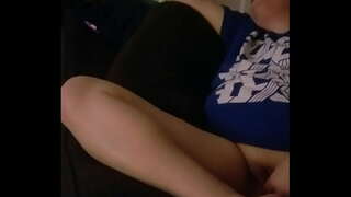 Home rexistros muller xogando mentres ela está no cuarto