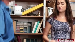 ЛП службеник лижеше и fucked Лили Адамс влажна пичка во doggystyle