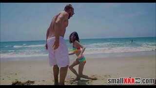 יונג און דראָבנע מיידל דזשאַסמינע גרוי געץ קליין לאָך אויסגעשטרעקט דורך ריזיק האָן פון ברעג