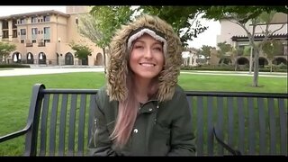 BIONDA 19 ENNE CHE SCOPA PER LA PRIMA DATA