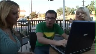 Par de desagradável pegar artistas Eve Lawrence Trina Michaels ter em pontos turísticos