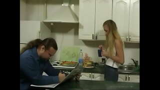 BritishTeen krok Dcera svede otce v Kuchyni pro sex