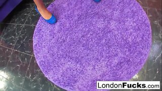 Babe Asian fucks ei hun