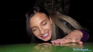 PublicAgent Заоблен busty hottie во отворен вечер blowjob и ебам