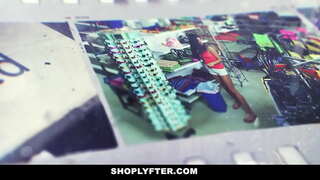 העשרה בלונדינית היא משמרת לילה העובד בחנות.השוטר עצר אותה על גניבת משמרת בוקר, דוחות, היא מודה בזה שהיא עושה את זה 1 או 2 פעמים.השוטר שלף את הזין שלו ונותן לה את הגרון זה.בתמורה הוא מלקק ומזיין לה את הכוס.