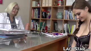 Prsata ГИЛЬФ dominira nad vrućim mlada ljepotica