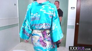 Vakabon MILF massaeg yon mesye kò a ak te konn moute l ' gwo bagay