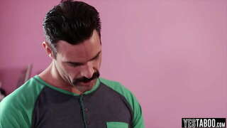 Летен Ден добива fucked од страна на нејзиниот stepdad