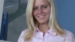 ���ວານແຕ່ມຜິວເນື້ອສີຂາຮັກກັບຂັບເຄື່ອນຂອງລາວຕົ້ນສະບັບທີ່ມີຄວາມພະຍາຍາມ