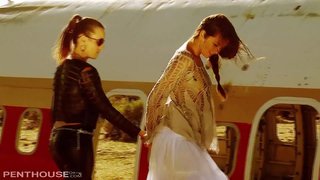 ���ामुक समलिंगी संबंध ठेवणारी स्त्री तारे Allie आणि Jenna 69 आणि fingerbang वाळवंटात.