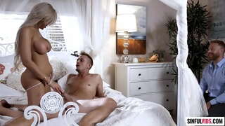 Koca seyr edir, kimi arvadını Элл fucks gözəl qonşu