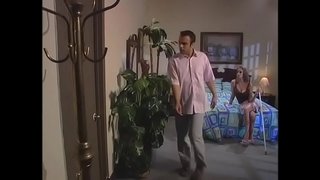 Geck fickt eng langbeinige Blondine an engem Hond-éisträich, während seng Frënn kucke Si an den nächste Raum