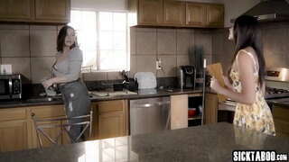 Sexy babe tarodd mor galed gan ceiliog fawr guy