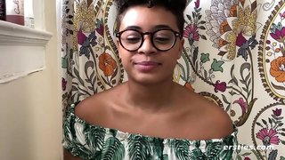 Piękna czarna kobieta kończy się na kanapie